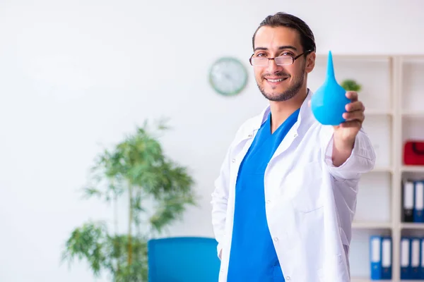 Junger Arzt Gastroenterologe arbeitet in der Klinik — Stockfoto