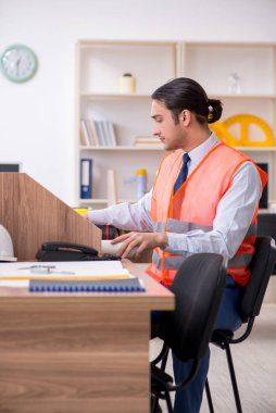 Ofiste çalışan genç erkek mimar.