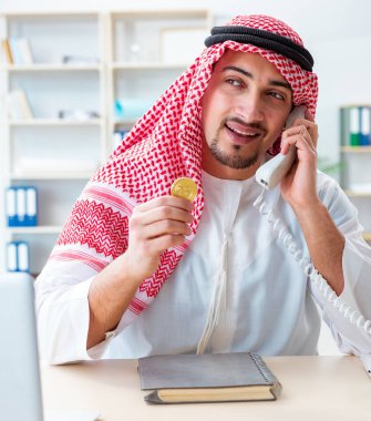 Kripto para madenciliğinde bitcoin kullanan Arap adam.