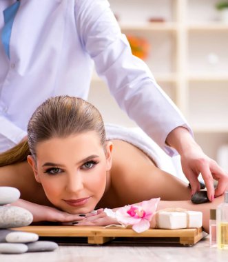 Salondaki spa prosedürü sırasında genç bir kadın.