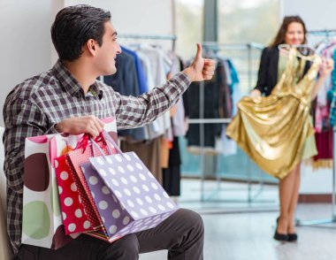 Mutlu koca karısıyla alışveriş