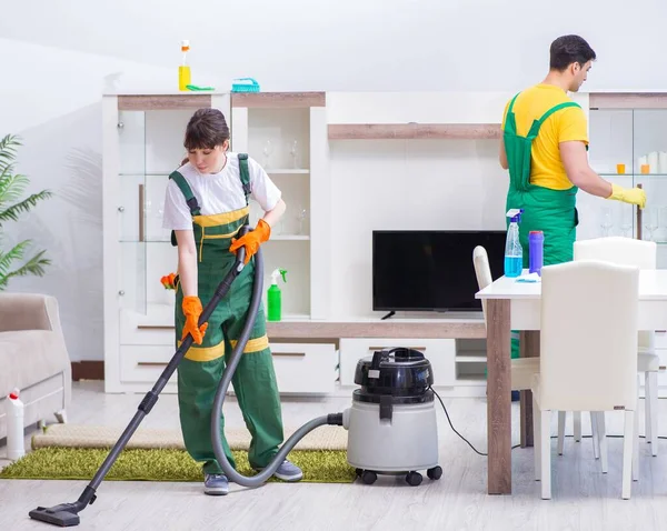 Limpieza de contratistas profesionales que trabajan en casa —  Fotos de Stock