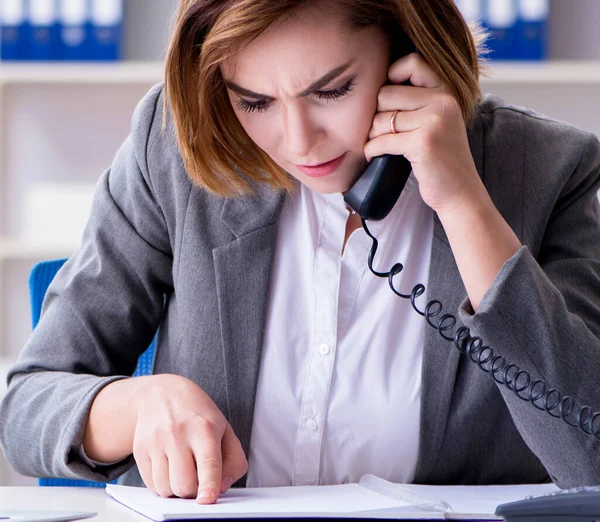 Zakenvrouw werkzaam op kantoor — Stockfoto