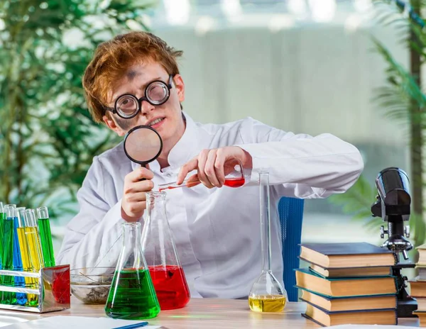 Jonge gek chemicus werken in het lab — Stockfoto