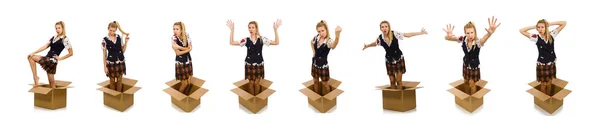 Жінка з картонною коробкою ізольована на білому — стокове фото
