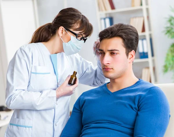 Arts controleren patiënten oor tijdens medisch onderzoek — Stockfoto
