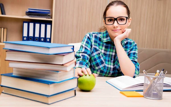 Mladá studentka se připravuje na zkoušky — Stock fotografie