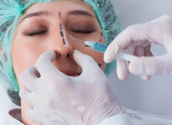 Chirurgo plastico che si prepara per l'operazione sul viso della donna — Foto Stock