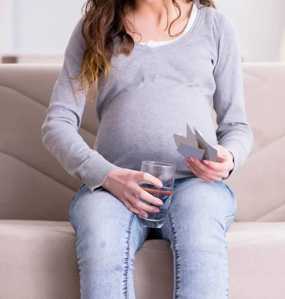 Femeie însărcinată care stă pe canapea — Fotografie, imagine de stoc