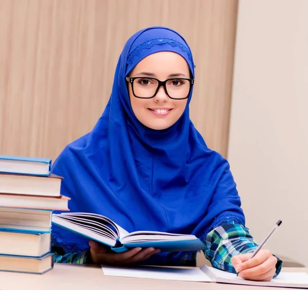 Fille musulmane se préparant pour les examens d'entrée — Photo