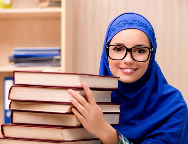 Muslimisches Mädchen bereitet sich auf Aufnahmeprüfungen vor — Stockfoto