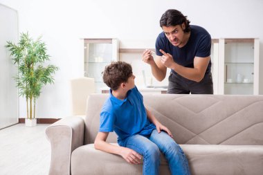 Genç bir çocuk ve ailesiyle sigara içme kavramı