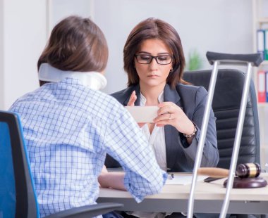 Yaralanan çalışan, sigorta danışmanlığı için ziyaret ediyor.