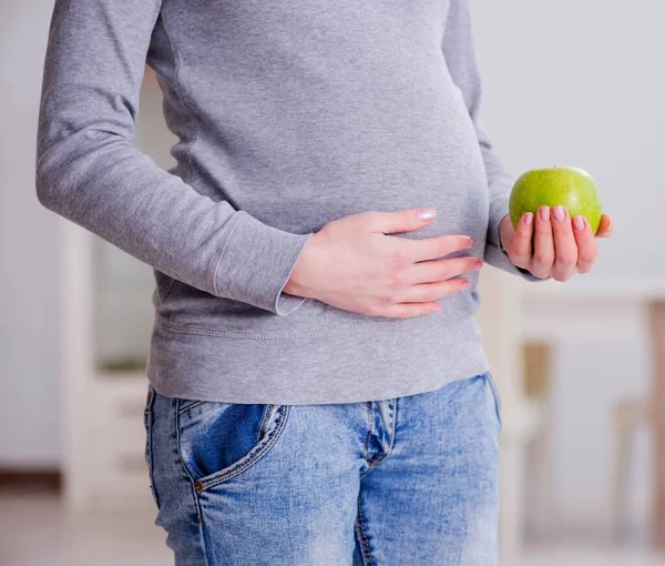 Zwangere vrouw raakt haar buik aan — Stockfoto