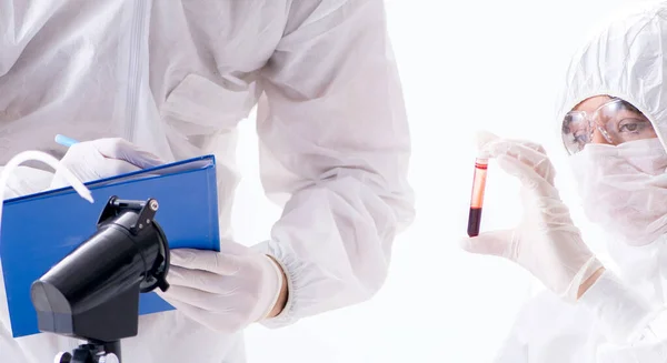 Dos químicos trabajando en el laboratorio — Foto de Stock