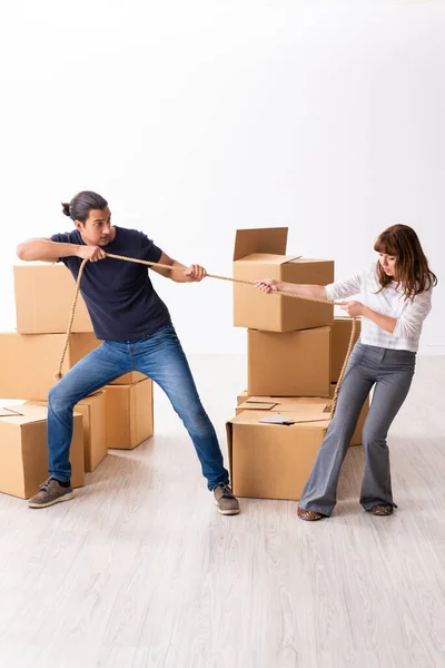 Young pair and many boxes in divorce settlement concept — Stock Photo, Image