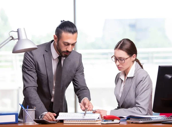 Mujer y hombre en el concepto de negocio —  Fotos de Stock