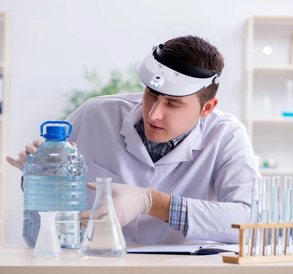 Młody student chemii eksperymentujący w laboratorium — Zdjęcie stockowe