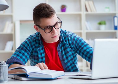 Sınavlara hazırlanan genç kız içeride masa başında ders çalışıyor.