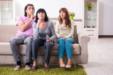 Aile sorunları konseptinde genç aile ve kayınvalide