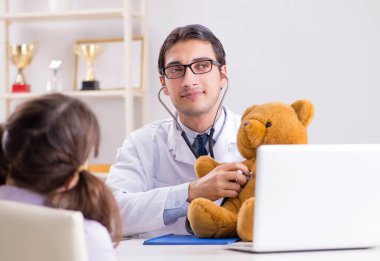 Küçük kız düzenli check-up için doktoru ziyaret ediyor.