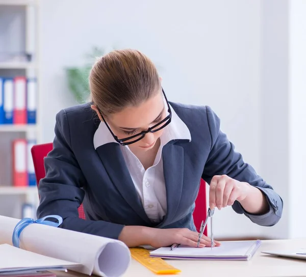 Mujer arquitecta trabajando en el proyecto — Foto de Stock