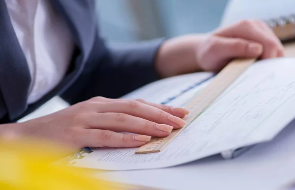 Woman architect working on the project — Stock Photo, Image