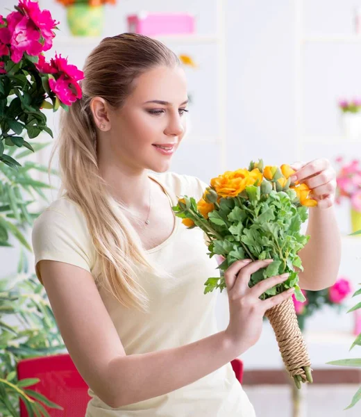 Junge Frau gießt Pflanzen in ihrem Garten — Stockfoto