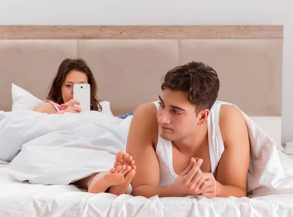 Familienkonflikt mit Ehefrau Ehemann im Bett — Stockfoto