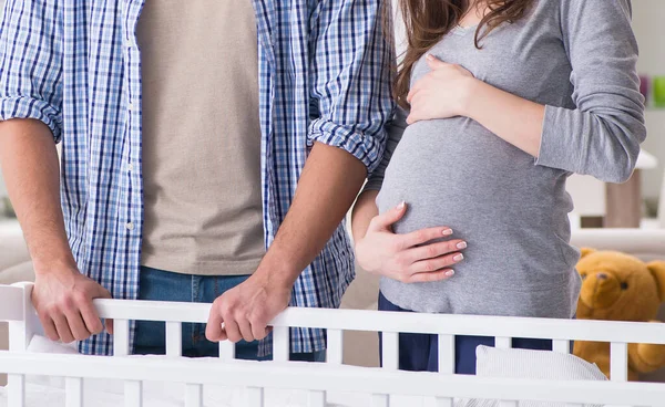 첫 아기를 임신 한 젊은 부모들 — 스톡 사진