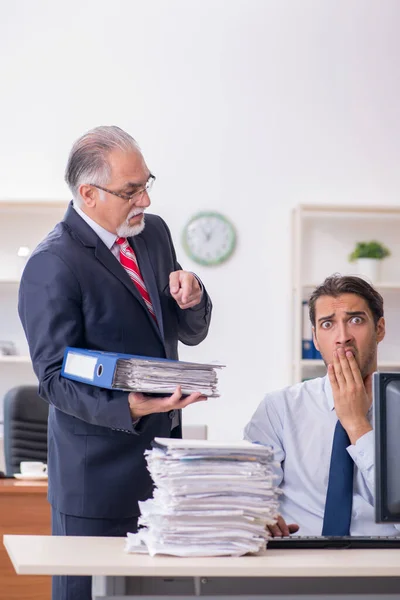 Viejo jefe y joven empleado masculino en la oficina —  Fotos de Stock