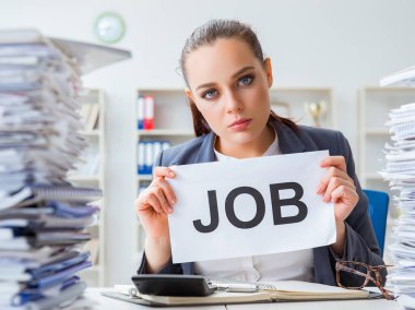 İş kadını iş yükü ile başa çıkamıyor ve istifa etmiyor