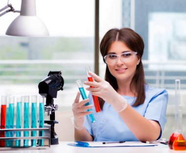 Laboratuvarda çalışan genç kadın