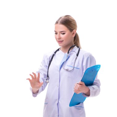Genç kadın doktor beyaz arka planda izole edilmiş.