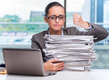 Ofiste çalışan genç bir iş kadını.