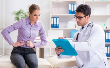 Hastanedeki doktor muayenesi için gelen hasta.