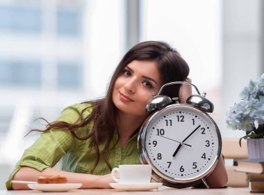 Çalar saati olan öğrenci sınavlara hazırlanıyor