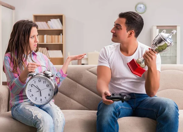 Junge Familie leidet unter Computerspielsucht — Stockfoto