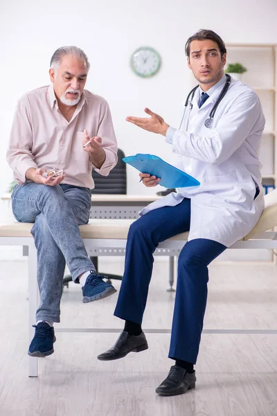 Jeune homme médecin et vieux patient dans le concept antitabac — Photo