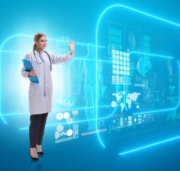 Mulher médica em telemedicina conceito futurista — Fotografia de Stock