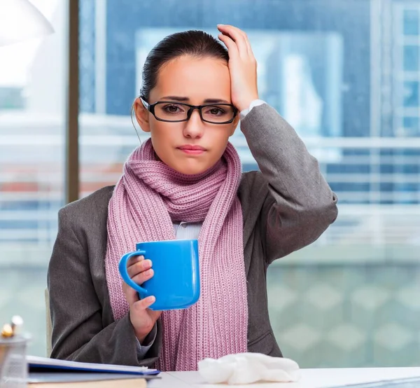 Junge Geschäftsfrau krank im Büro — Stockfoto