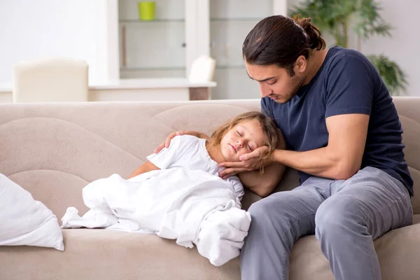 Pai cuidando de sua filha doente — Fotografia de Stock