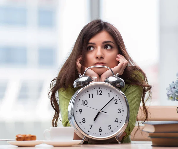 Estudiante con despertador gian preparándose para los exámenes —  Fotos de Stock