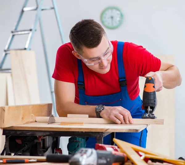 Lohnunternehmer arbeitet in der Werkstatt — Stockfoto