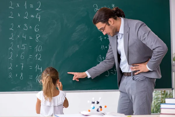 Leraar met jong meisje in de klas — Stockfoto