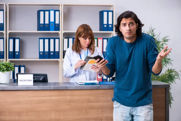 Young patient at the reception in the hospital — Stock Photo, Image