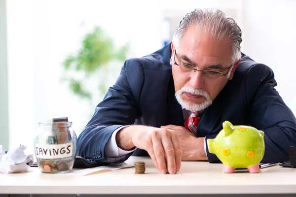 Velho contador masculino no conceito de planejamento orçamentário — Fotografia de Stock