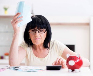 Faturalarını ödemeye çalışan olgun bir kadın.