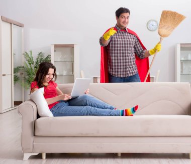 Süper kahraman koca karısına evde yardım ediyor.