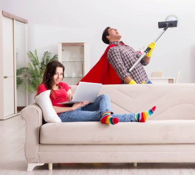 Süper kahraman koca karısına evde yardım ediyor.